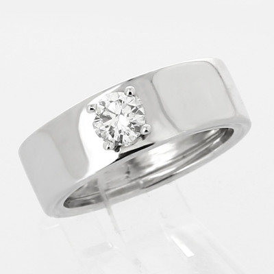 Solitaire or et diamant Patricia. Modèle corps ruban avec un diamant de 0,40 ct serti sur chaton 4 griffes - or 18 carats.