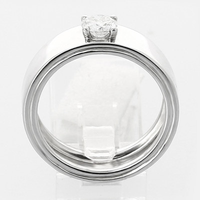 Solitaire or et diamant Patricia. Modèle corps ruban avec un diamant de 0,40 ct serti sur chaton 4 griffes - or 18 carats.