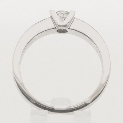 Solitaire or et diamant Laurie. Chaton en V 4 griffes avec diamant de 0,30 ct - or 18 carats.