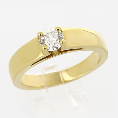 Solitaire or et diamant Joelle, un diamant de 0,40 ct serti sur un chaton de 4 griffes - or 18 carats.