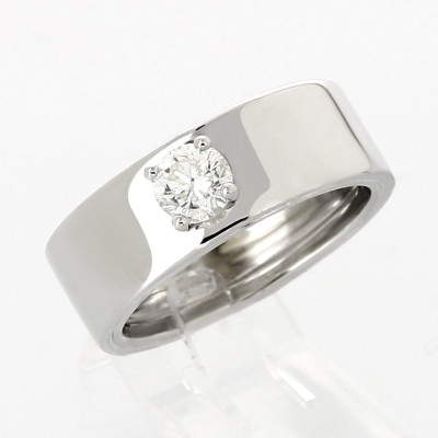 Solitaire or et diamant Angelique. Ruban large avec un diamant de 0,50 ct sur 4 griffes - or 18 carats.