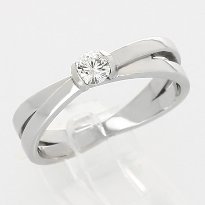 Solitaire or et diamant Aurélie. Modèle corps croisé avec 1 diamant 0,20 carat serti demi clos - or 18 carats