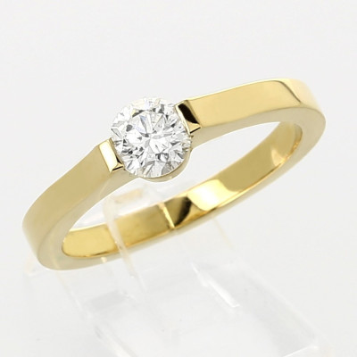 Solitaire or et diamant Maria. Modèle  contemporain serti demi clos avec diamant de  0,54 carat - or 18 carats