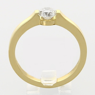 Solitaire or et diamant Maria. Modèle  contemporain serti demi clos avec diamant de  0,54 carat - or 18 carats