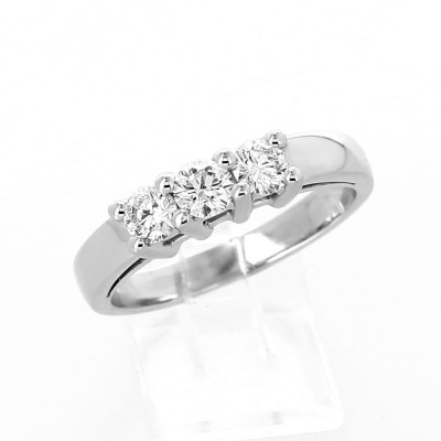 Bague trilogie sertie de 3 diamants sur griffes diamant 0,58 carat au total - or 18 carats