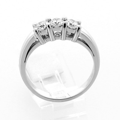 Bague trilogie sertie de 3 diamants sur griffes diamant 0,58 carat au total - or 18 carats