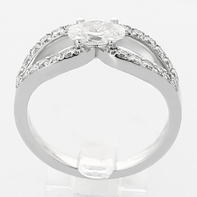 Bague or et diamants Eglantine. 1 diamant ovale de 0,50 ct et pavage sur corps ajouré - or 18 carats