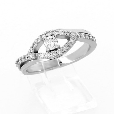 Bague or et diamant Regard. Diamant central avec entourage serti - or 18 carats.