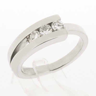 Bague contemporaine trilogie serti de 3 diamants en rail pour un poids de 0,28 carat -or 18 carats