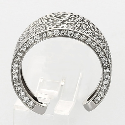 Bague or et diamants Lune. Demi anneau large ajouré avec côtés sertis de diamants - or 18 carats