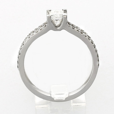 Solitaire or et diamants Natacha. Double corps sertis de diamants et centre diamant Princesse - or 18 carats.