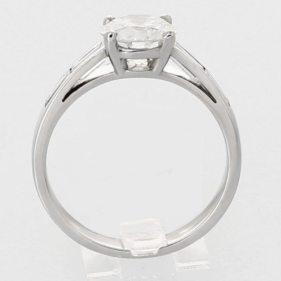 Solitaire or et diamants Lisa. Diamant central rond (brillant) et baguettes sur les côtés - or 18 carats.