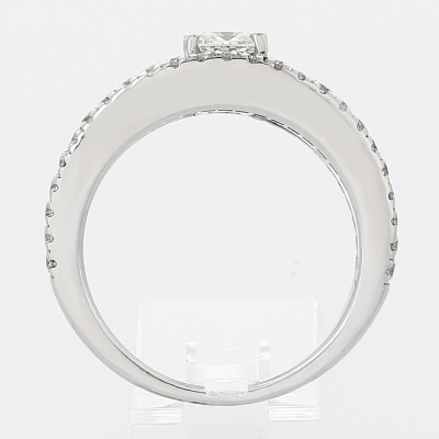 Solitaire or et diamants Sarah. Diamant taille princesse de 0,80 ct, deux anneaux pavés mini-griffes - or 18 carats