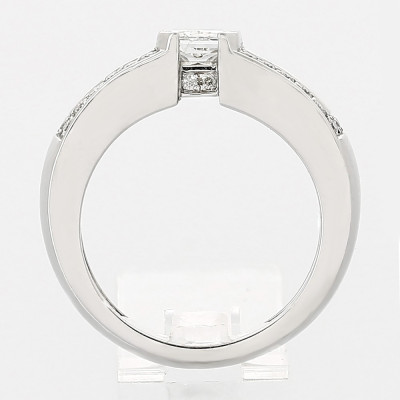 Bague or et diamants Mélanie. Diamant taille radiant accompagné de diamants ronds et de forme baguette - or 18 carats