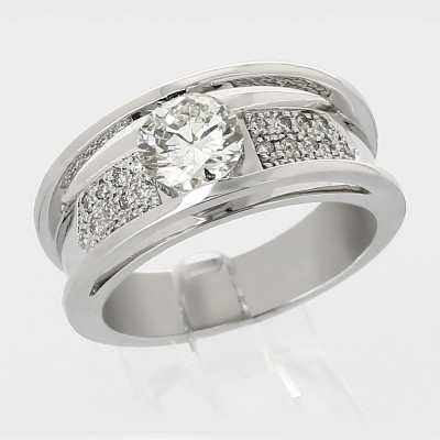 Bague or et diamants Sylvia. Diamant de 0,83 ct avec pavage de diamants. Corps double arche - or 18 carats