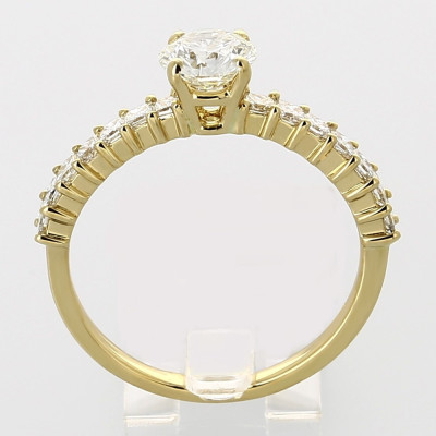 Solitaire or et diamants Roxane. Entièrement serti sur griffes. Diamant central de 0,75 ct - or 18 carats