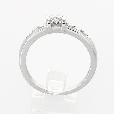 Solitaire or et diamants Myriam. Monture moderne diamant serti demi clos - or 18 carats