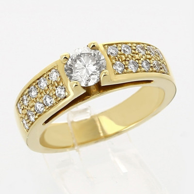 Bague or et diamants Adriana. Un diamant rond et pavage diamants - or 18 carats.