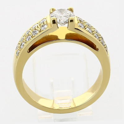 Bague or et diamants Adriana. Un diamant rond et pavage diamants - or 18 carats.