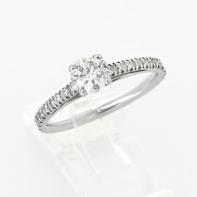 Solitaire or et diamants Mathilde. Un diamant de 0,48 ct sur monture aérienne pavée de diamants - or 18 carats