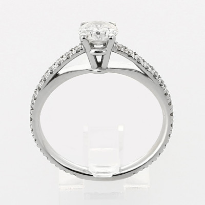 Solitaire or et diamants Mathilde. Un diamant de 0,48 ct sur monture aérienne pavée de diamants - or 18 carats