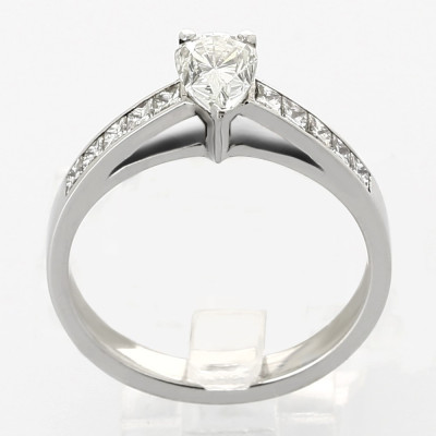 Solitaire or et diamants Jade. Diamants poire accompagné de diamants princesse - or 18 carats