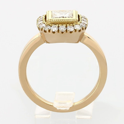 Solitaire or et diamants Johanne. Diamant princesse de 0,60 ct entourage diamants ronds - or 18 carats