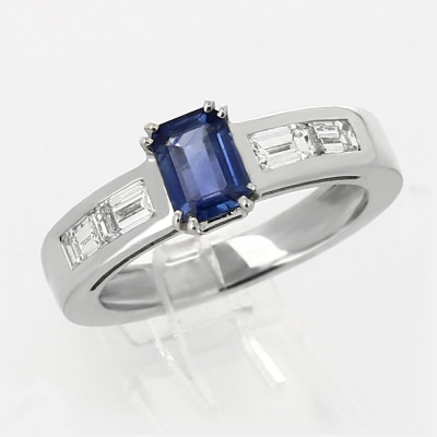 Bague or saphir et diamants Poésie avec un saphir central taille émeraude et diamants baguette -or 18 carats