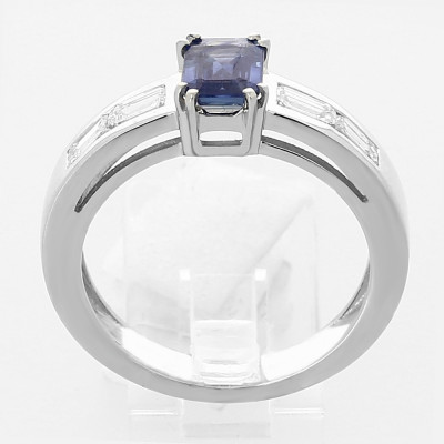 Bague diamants et saphir Poésie avec un saphir central taille émeraude et diamants baguette -or 18 carats