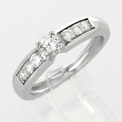 Solitaire or et diamants Anastasia. Diamant de 0,20 ct accompagné de 6 diamants - or 18 carats
