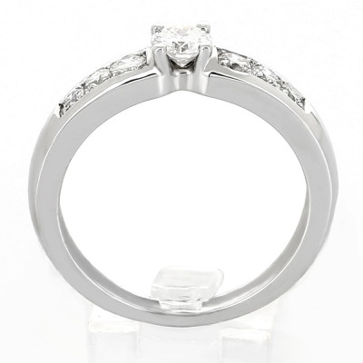 Solitaire or et diamants Anastasia. Diamant de 0,20 ct accompagné de 6 diamants - or 18 carats