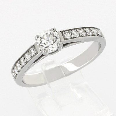 Solitaire or et diamants Anne. Diamant rond de 0,50 ct accompagné de diamants ronds - or 18 carats