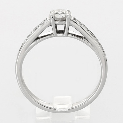 Solitaire or et diamants Anne. Diamant rond de 0,50 ct accompagné de diamants ronds - or 18 carats