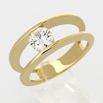 Solitaire or et diamant Anaelle. Modèle double corps avec un diamant serti entre les deux anneaux - or 18 carats