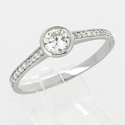 Solitaire or et diamants Enora. Modèle avec centre rond serti clos pavé de diamants sertis grains - or 18 carats