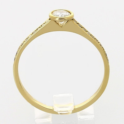 Solitaire or et diamants Enora. Modèle avec centre rond serti clos pavé de diamants sertis grains - or 18 carats