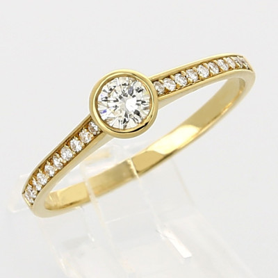 Solitaire or et diamants Enora. Modèle avec centre rond serti clos pavé de diamants sertis grains - or 18 carats