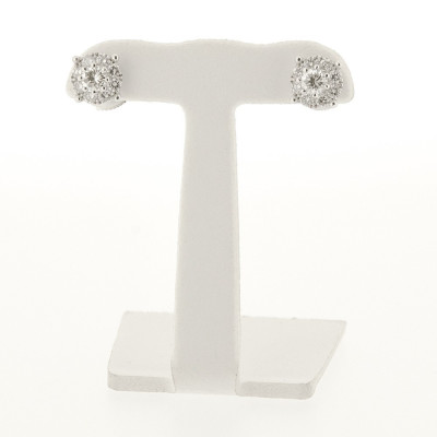 Boucles d'oreilles illusion. Diamant serti griffes et pavage autour serti mini-griffes montées sur or blanc 18 carats