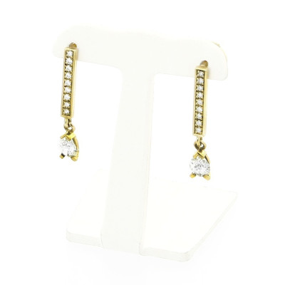 Boucles d' oreilles serti de 2 diamants poires sur chaton 3 griffes et entourage diamants pour un poids total de 1,00 carat