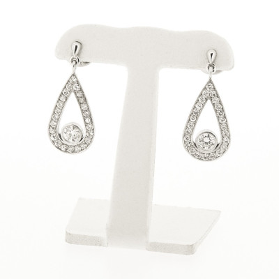Boucles d'oreilles en dormeuses goutte en serti grains avec diamant central serti clos en or blanc 18 carats