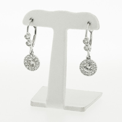 Boucles d'oreilles dormeuses avec diamant central serti clos contour pavage serti mini-griffes montées sur or blanc 18 carats