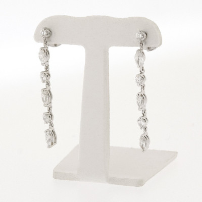 Boucle d'oreilles pendantes diamants ronds et navettes sertis griffes en or 18 carats