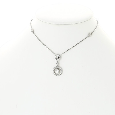 Pendentif pampille entourage diamants ronds et diamants sertis clos sur chaine. Or 18 carats