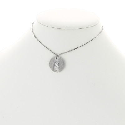 Collier pendentif médaille étoile pavée sur fond brossé serti grains diamants 0,08 carat-or 18 carats