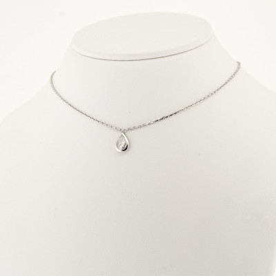 Pendentif diamant poire serti clos sur chaine en or 18 carats