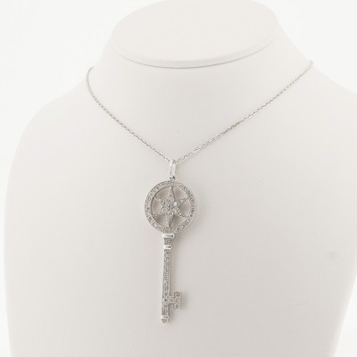 Pendentif clé avec motif étoile pavée de diamants en or 18 carats  