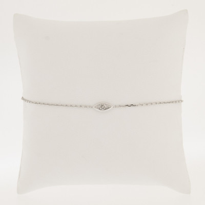 Bracelet enfant motif navette  monté d'un diamant serti grains en or 18 carats