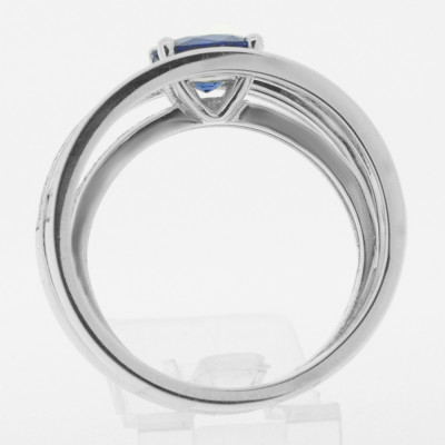 Bague or, saphir et diamants Nina. Trois anneaux sertis de diamants et un saphir de 1,08 ct - or 18 carats