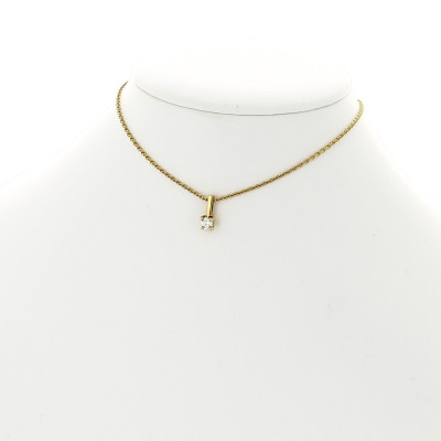 Pendentif diamant serti 4 griffes bélière sur chaine en or 18 carats 
