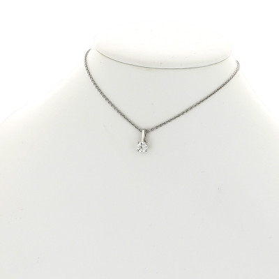 Pendentif diamant serti 4 griffes bélière sur chaine en or 18 carats 